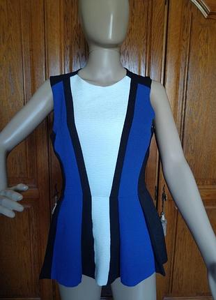 Нарядная блуза с баской и открытыми плечами