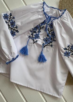 Вышиванка для девочки в синие цветы