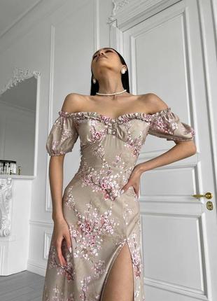 Вечернее платье со спущенными плечами и разрезом в цветочный принт5 фото