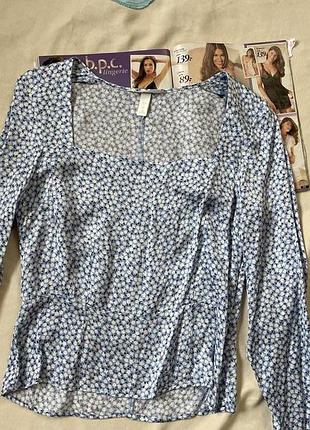 Неймовірна блузка з квадратним декольте , блуза в квіти  h&m