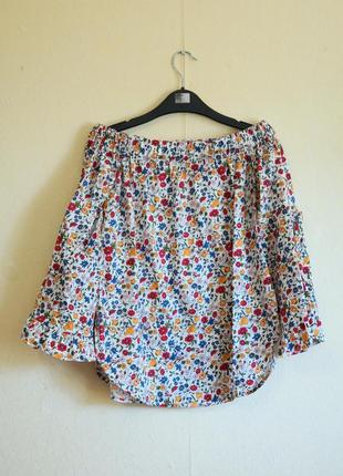 Блуза с открытыми плечами в цветы3 фото