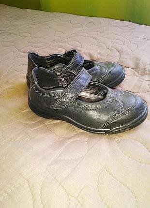 Чудові шкіряні туфельки для дівчинки