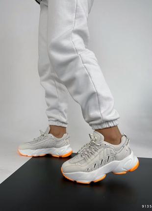 Стильные женские кроссовки белого цвета, белые кроссовки с яркой подошвой2 фото