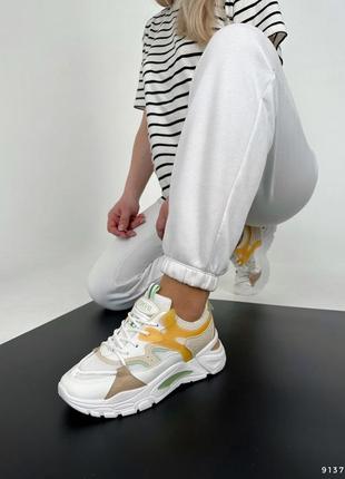 Стильные женские кроссовки белого цвета с яркими вставками4 фото