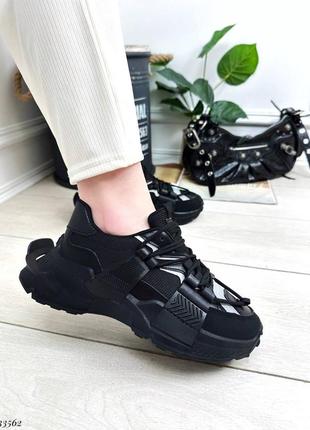 Кроссовки на высокой подошве