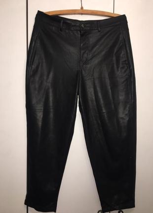 Черные брюки из экокожи