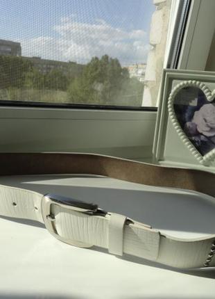 Белый кожаный ремень