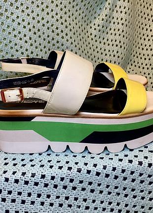 Босоніжки attizzare