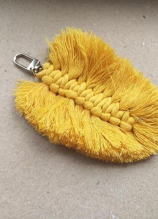 Брелок подвеска перо макраме