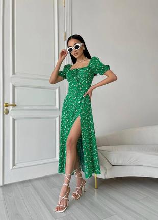 Трендова зелена сукня з розрізом зі штапеля
