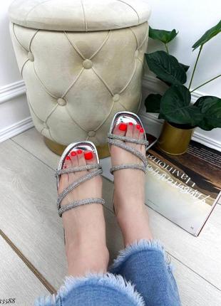 Шлепанцы с украшением