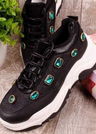 Стильні чорні кросівки на платформі на товстій підошві з камінням