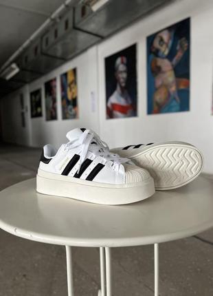 Шикарные женские кроссовки на платформе adidas superstar bonega white black белые с чёрным8 фото