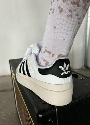 Шикарные женские кроссовки на платформе adidas superstar bonega white black белые с чёрным5 фото