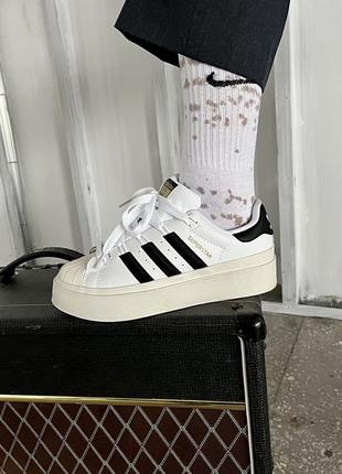 Шикарные женские кроссовки на платформе adidas superstar bonega white black белые с чёрным1 фото