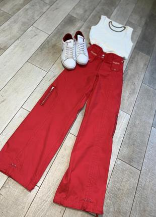 Красные брюки карго