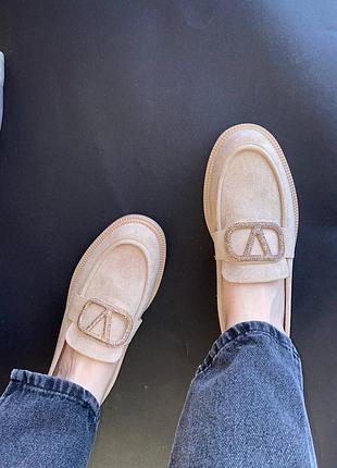 Бежевые лоферы