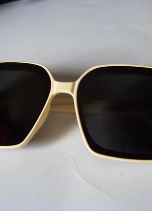 Крупные солнцезащитные квадратные очки в бежевых тонах и с черной линзой3 фото