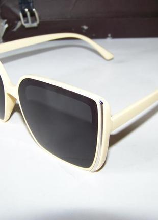 Великі сонцезахисні квадратні окуляри в бежевих тонах і з чорною лінзою2 фото