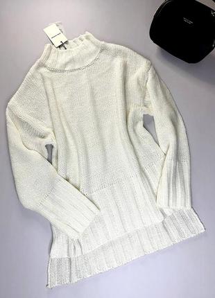 Женский ассиметричный молочный свитер со спущенным плечом2 фото