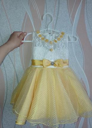 Платье на 6-12 месяцев.