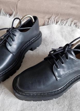 Женские черные крутые туфли массивные туфли hm5 фото