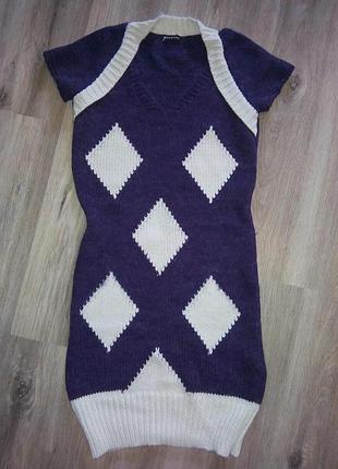 Теплое вязанное платье по фигуре с коротким рукавом