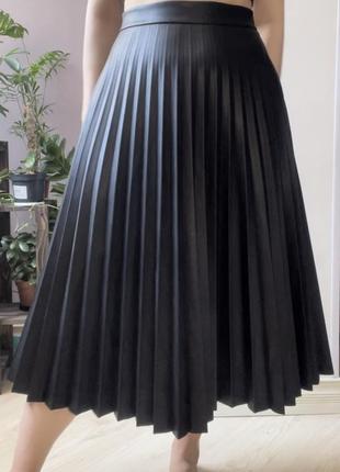 Плиссированная миди-юбка из эко-кожи