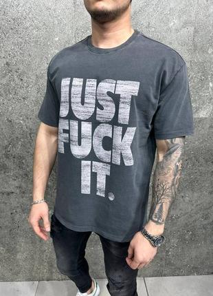 Мужская футболка серая с надписью just fuck it