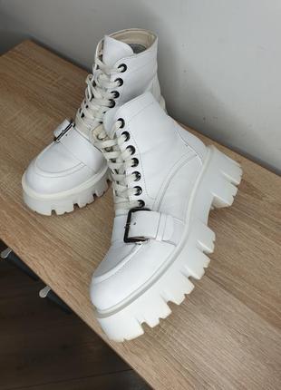 Базові натуральні шкіряні білі кремові черевики на шнурівці блискавці високій масивній підошві натуральна шкіра alian curdas reserved