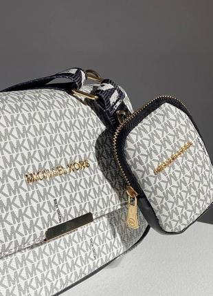 Сумка
michael kors padded shoulder
white3 фото