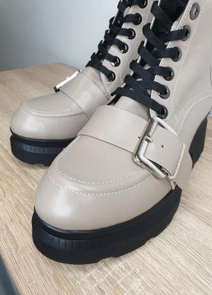 Базові натуральні шкіряні бежеві білі кремові черевики на шнурівці з пряжкою високій масивній підошві натуральна шкіра alian curdas демі5 фото