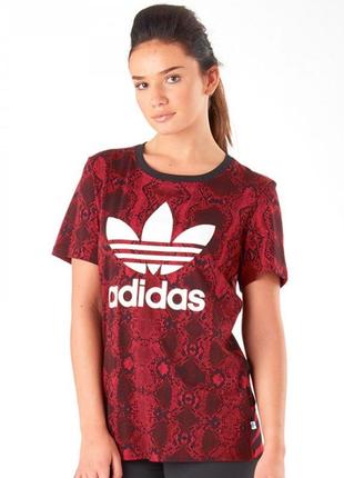 Женская футболка adidas clash trefoil&nbsp;

s