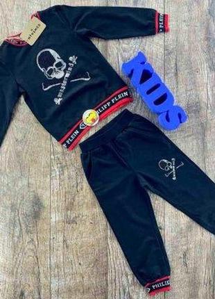 Фірмовий дитячий спортивний костюм із кофти та штанів чорного кольору з фірмовими написами на гумці