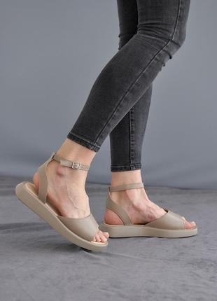 Стильные бежевые женские сандалии/босоножки с ремешком без каблуков кожаные/кожа - женская обувь на лето4 фото
