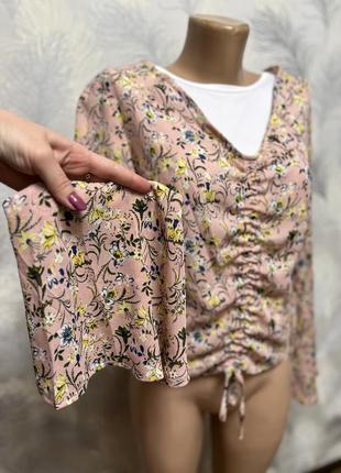 Блуза в цветочный принт с широкими рукавами на затяжке4 фото