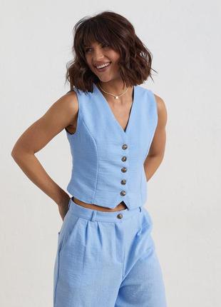 Костюм женский стильный брючный с жилеткой голубого цвета3 фото