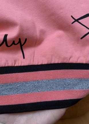 Розовая насыщенная футболка с надписями и камушками на резинке💖💖💖5 фото
