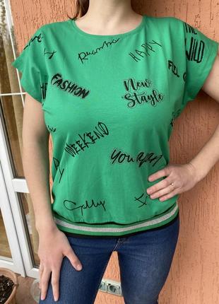 Зеленая насыщенная футболка с надписями и камушками на резинке🌸🌸🌸2 фото