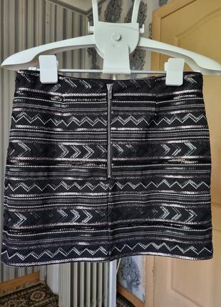 Расшитая пайетками юбка брендовая крутая красивая короткая черная мини юбка орнамент вышиванка короткая юбка new look m4 фото