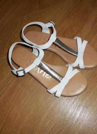 Босоножки *sandals* верх кожа, р. 38 (25 см)