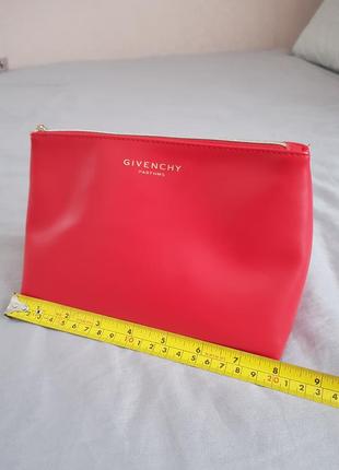 Красная косметичка givenchy с золотой фурнитурой