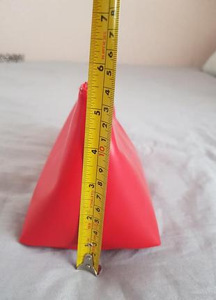 Красная косметичка givenchy с золотой фурнитурой