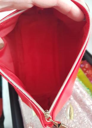 Красная косметичка givenchy с золотой фурнитурой