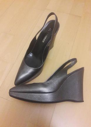 Жіночі шкіряні босоніжки темно - сріблястого кольору 38,5 розміру jil sander