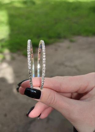 Подарок девушке - классические женские серьги-кольца "конго с дорожкой цирконов в серебре 55 мм." в коробочке4 фото