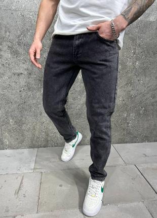 Темно серые мужские джинсы прямые к низу классические с потертостями без дырок1 фото