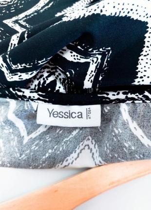 Женская черная с белым топ-майка с геометрическим принтом с декольте на бретелях свободного кроя от бренда yessica5 фото
