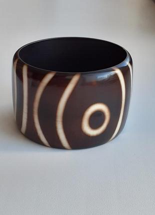 Гарний широкий браслет зі щільного пластику