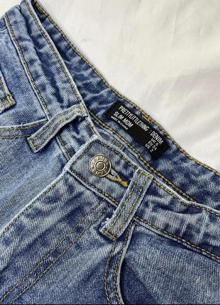 Светлые джинсы мом с рваностями с вырезами plt3 фото